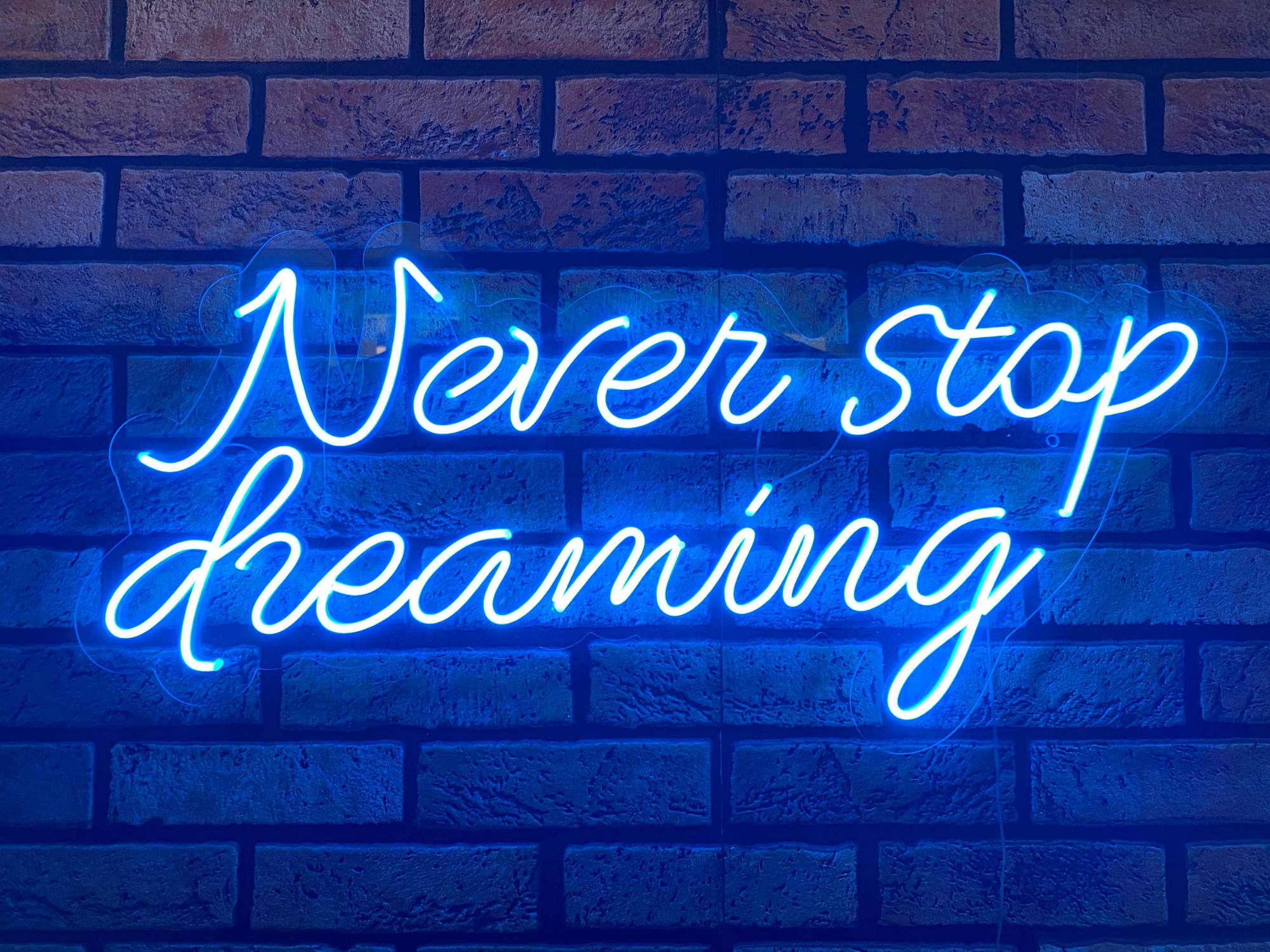 неоновая вывеска never stop dreaming