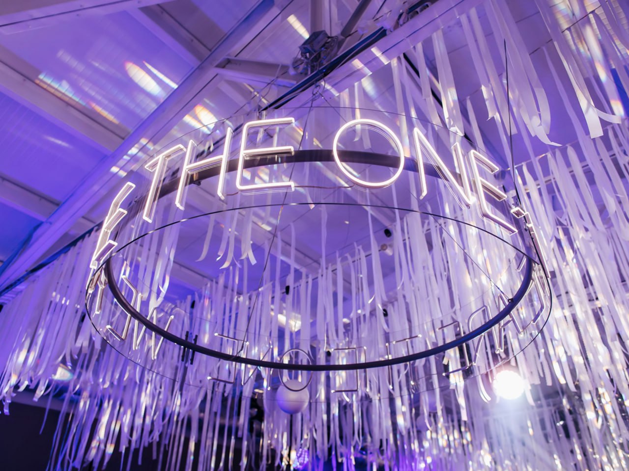неоновая инсталляция the one для праздника
